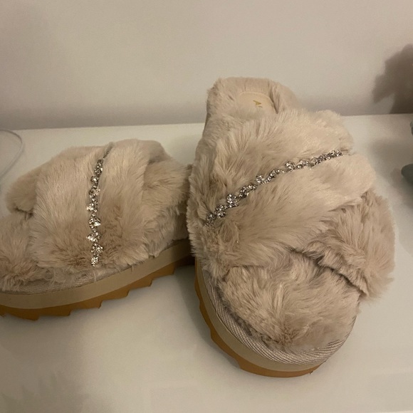 Slippers - Picture 2 of 3